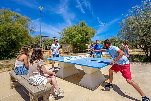 Buiten tafeltennis, volwassenen, spelletjes op camping VAGUES OCEANES Hamacs à Fleury (11).