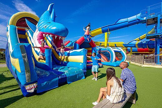Gigantische opblaasbare haai, kinderen spelen op camping VAGUES OCEANES Hamacs in Fleury (11).