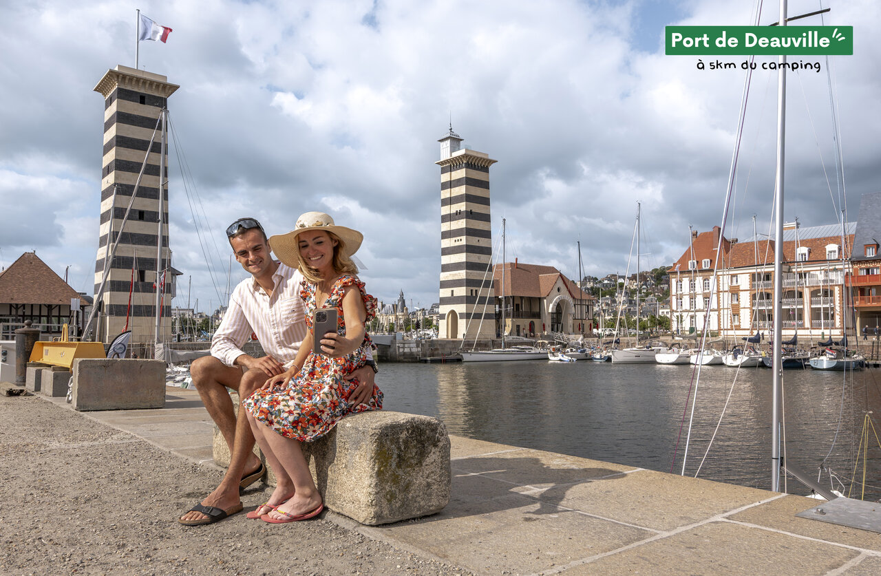 Paar macht Selfie im Hafen von Deauville, ein Ausflugsziel in der Normandie.