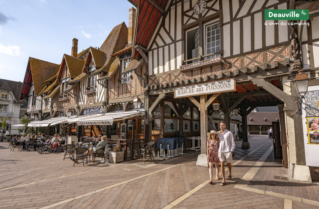 Fischmarkt und typische Architektur in Deauville, Normandie, zu besichtigen.