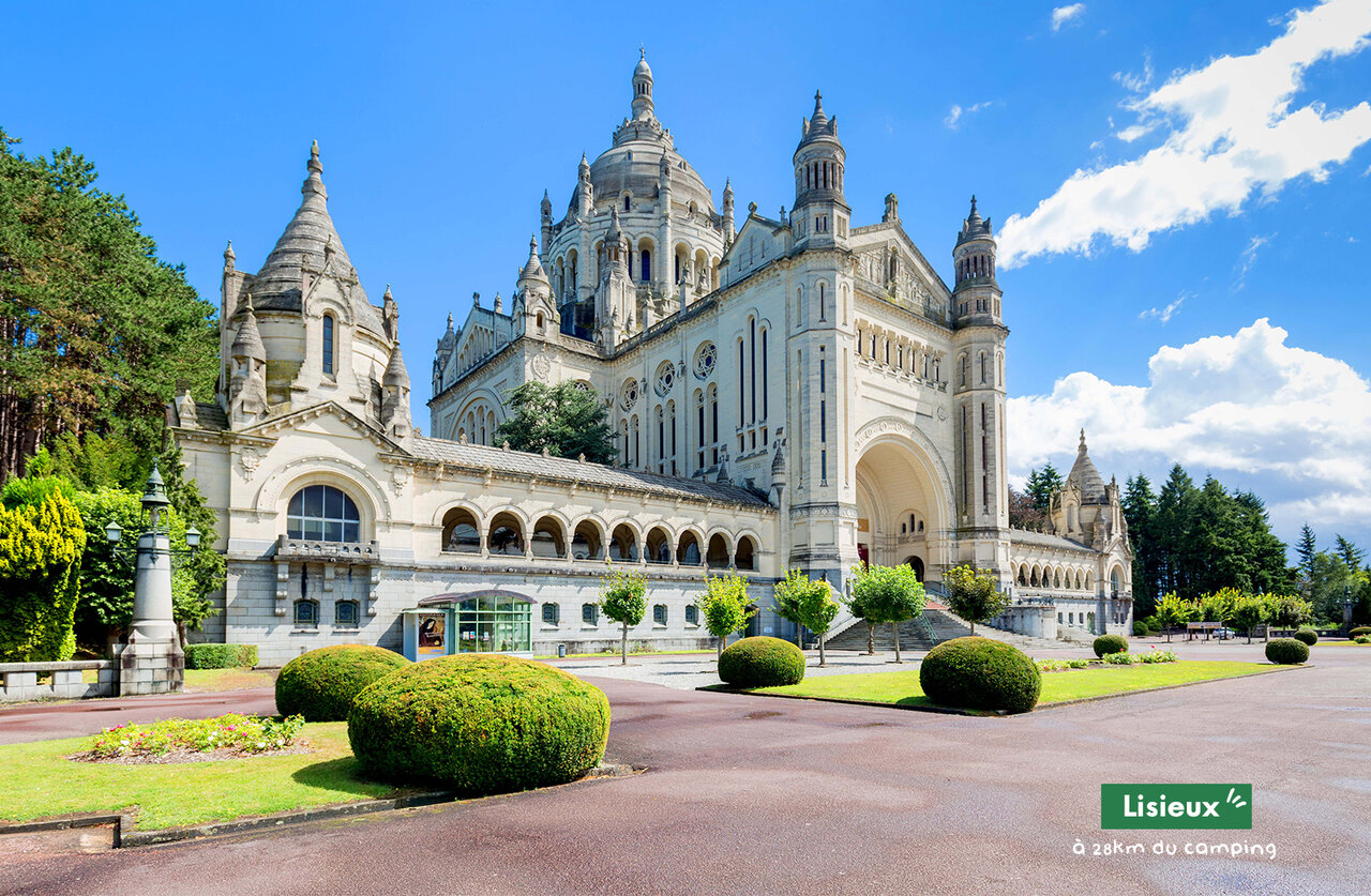Basilika Sainte-Th�r�se von Lisieux, historisches Denkmal in der N�he des Campingplatzes.