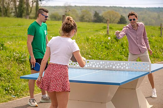 Tischtennis im Freien, Freunde auf Camping CLICOCHIC Haras de Deauville, Touques.