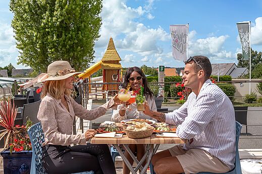 Maaltijd op terras, cocktails, speeltuin op CLICOCHIC Haras de Deauville in Touques.