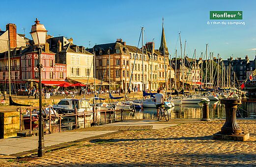 Oude haven van Honfleur met boten en historische gebouwen in Normandi�.