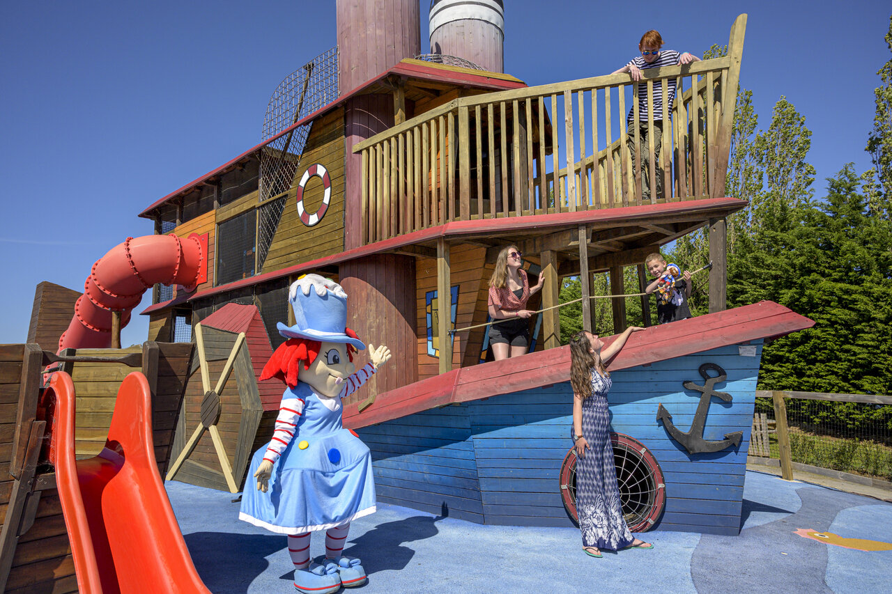 Piratenschiff-Spielplatz, Rutsche und Maskottchen auf dem Campingplatz CAPFUN Hautes Coutures in BENOUVILLE (14).