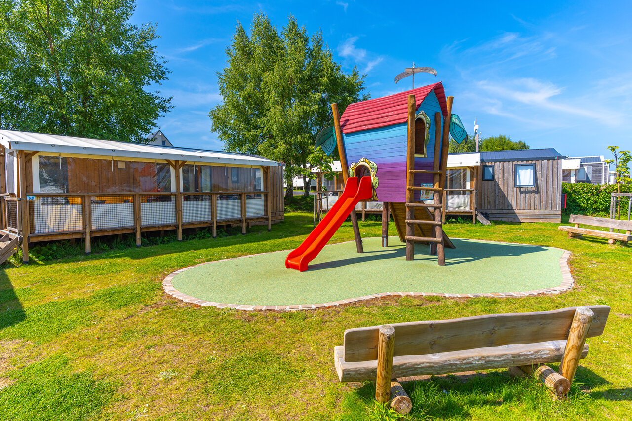 Spielplatz, Baumhaus, Rutsche, Mobilheime, Camping CAPFUN Hautes Coutures BENOUVILLE (14).
