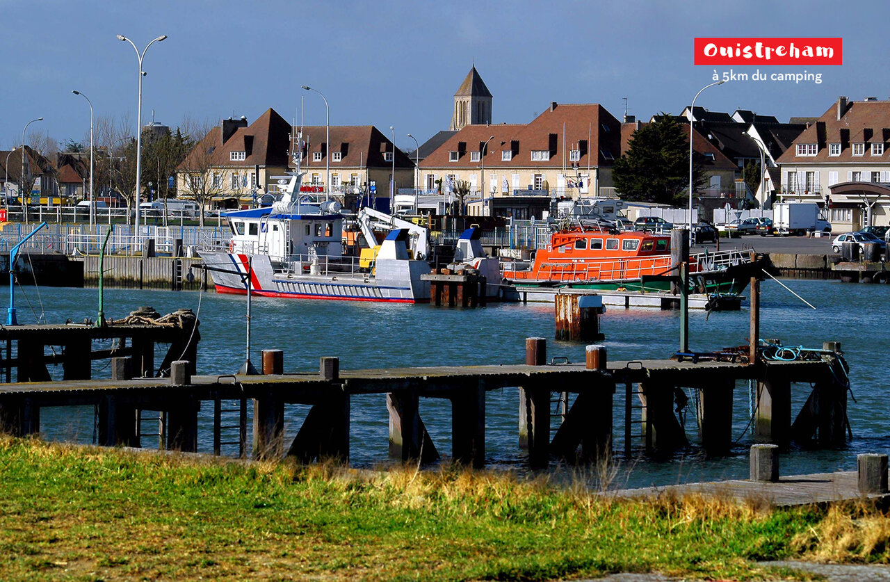 Hafen von Ouistreham mit Booten, ein touristischer Ort in der Normandie.