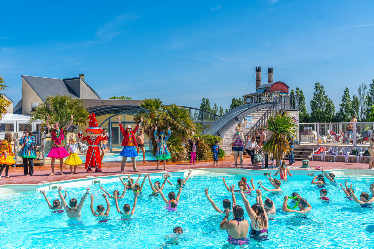 Festliche Wasseranimation mit Maskottchen und Campern im Pool auf dem Campingplatz CAPFUN Hautes Coutures in BENOUVILLE (14).