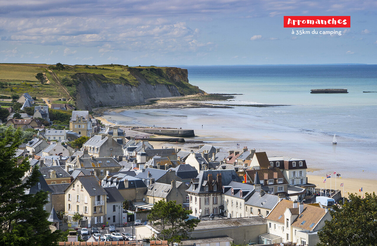 K�stenort Arromanches-les-Bains in der Normandie, Strand und �berreste des k�nstlichen Hafens.
