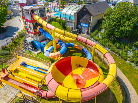 Reusachtige en kleurrijke waterglijbanen met bowl op camping CAPFUN Hautes Coutures in BENOUVILLE (14).