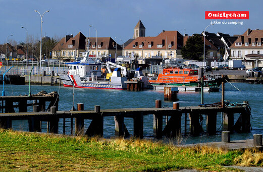 Haven van Ouistreham met boten, kuststad in Normandië om te bezoeken.
