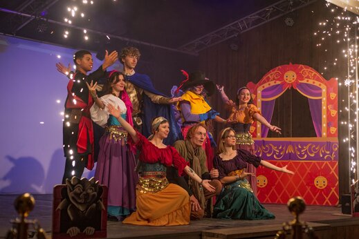 Kostuumshow met acteurs op podium en lichteffecten op camping CAPFUN Hautes Coutures in BENOUVILLE (14).