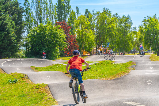 Kind op fiets op de pumptrack van camping CAPFUN Hautes Coutures in BENOUVILLE (14).