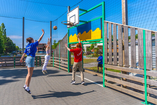 Multisportplatz mit Basketballkorb auf dem Campingplatz CAPFUN Hautes Coutures in BENOUVILLE (14).
