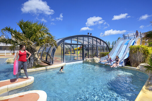 Waterglijbanen en overdekt buitenzwembad op camping CAPFUN Hautes Coutures in BENOUVILLE (14).
