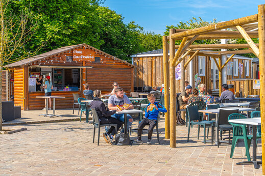 Buitenterras van restaurant Chez Gaufrette op camping CAPFUN Hautes Coutures in BENOUVILLE (14).