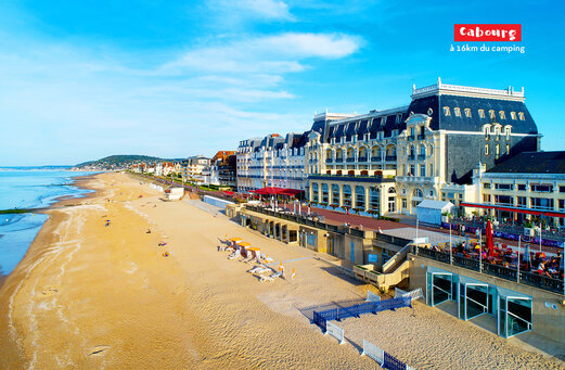 Feiner Sandstrand und Belle Époque Architektur in Cabourg, Normandie.