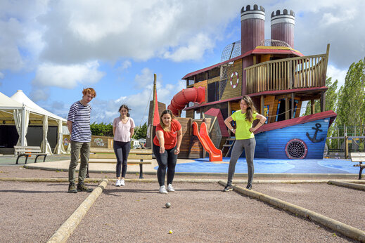 Petanquebaan en scheepsspeeltuin op camping CAPFUN Hautes Coutures in BENOUVILLE (14).