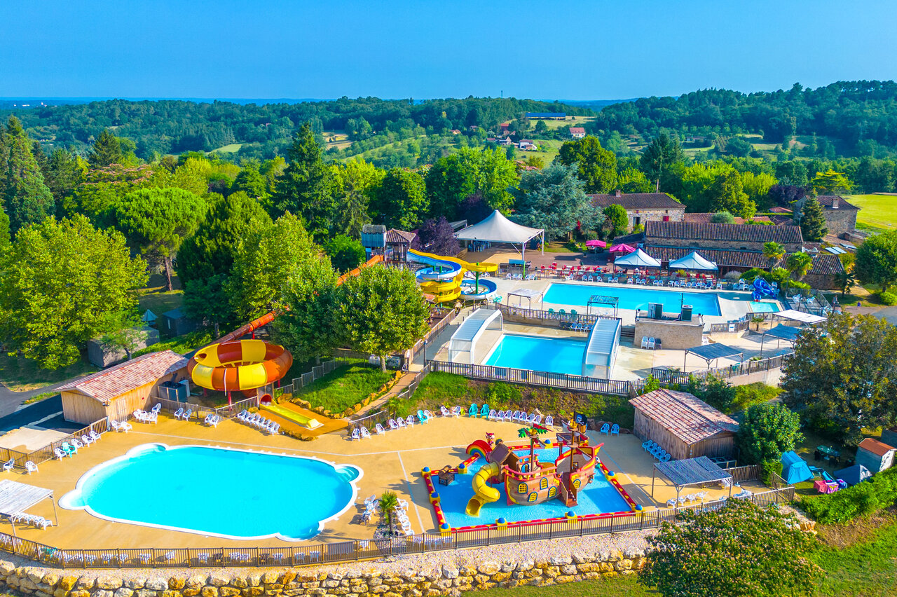 Large water park with slides, pools, and water games at CAPFUN Hauts de Ratebout campsite in STE FOY DE BELVES (24).