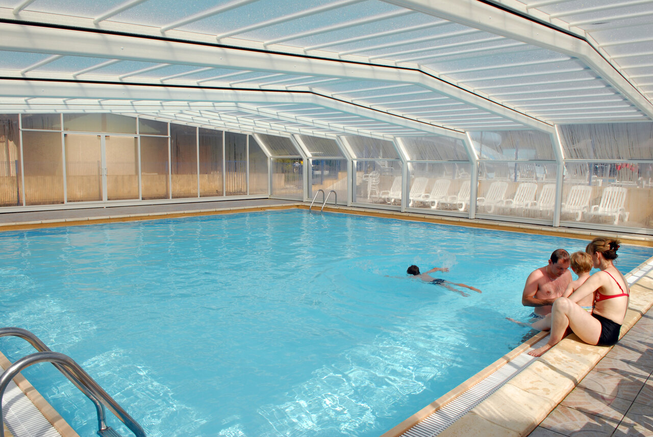 Heated indoor swimming pool with family at CAPFUN Hauts de Ratebout campsite in STE FOY DE BELVES (24).