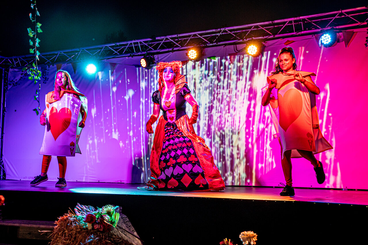 Costumed animation show on stage at CAPFUN Hauts de Ratebout campsite in STE FOY DE BELVES (24).