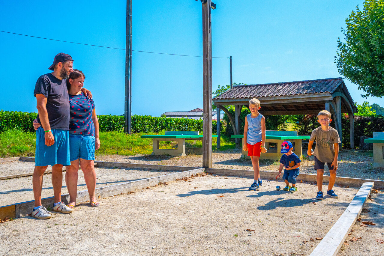 Family p�tanque at CAPFUN Hauts de Ratebout campsite in STE FOY DE BELVES (24).