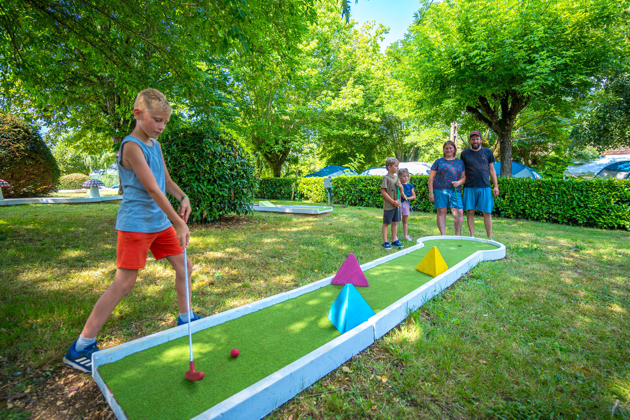Family mini-golf with children at CAPFUN Hauts de Ratebout campsite in STE FOY DE BELVES (24).