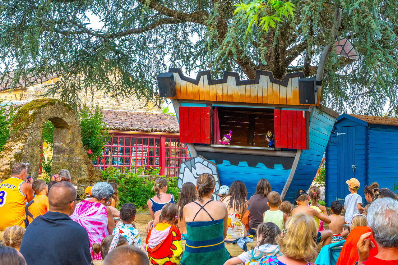 Outdoor puppet show at CAPFUN Hauts de Ratebout campsite in STE FOY DE BELVES (24).