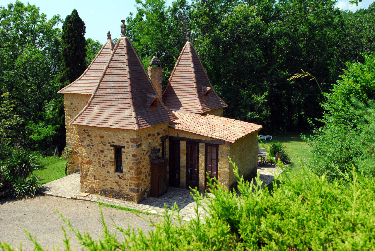 Stone building, pointed roofs, nature, CAPFUN Hauts de Ratebout campsite STE FOY DE BELVES (24).