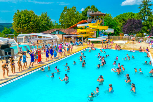 Belebtes Außenbecken mit Wasserrutschen auf dem Campingplatz CAPFUN Hauts de Ratebout in STE FOY DE BELVES (24).