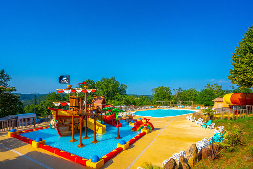 Zwembad, waterspelen en glijbanen op camping CAPFUN Hauts de Ratebout (24).