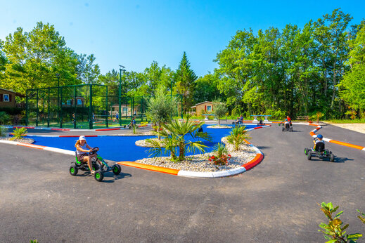 Tret-Kartbahn für Kinder auf dem Campingplatz CAPFUN Hauts de Ratebout.