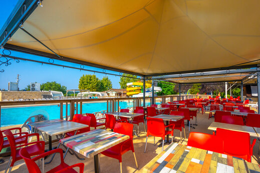 Restaurantterrasse auf dem Campingplatz CAPFUN Hauts de Ratebout in STE FOY DE BELVES (24).