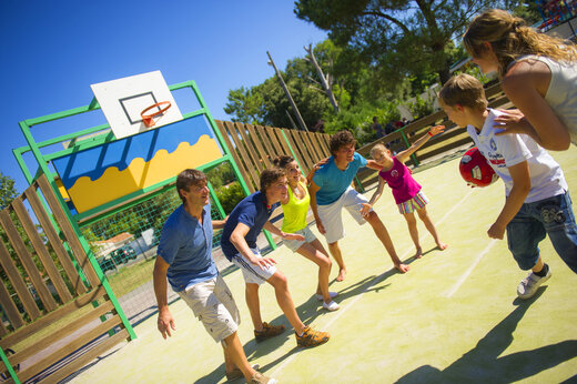 Multisportplatz mit Familie beim Basketballspielen auf Camping CAPFUN Hauts de Ratebout in STE FOY DE BELVES (24).