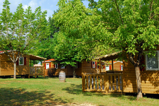 Holz-Mobilheime mit schattigen Terrassen auf dem Campingplatz CAPFUN Hauts de Ratebout in STE FOY DE BELVES (24).