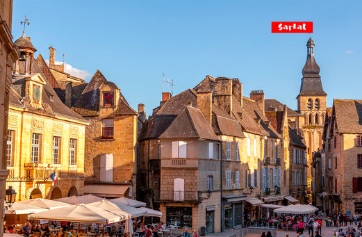 Lebhafter historischer Platz in Sarlat-la-Canéda, Dordogne, in der Nähe des Campings.