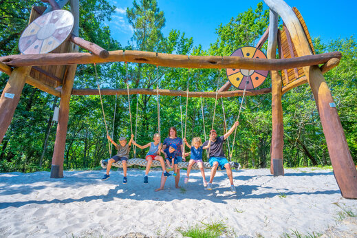 Riesige Holzschaukel mit lächelnder Familie auf dem Campingplatz CAPFUN Hauts de Ratebout in STE FOY DE BELVES (24)