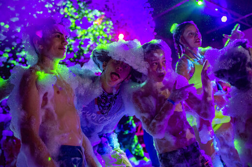 Festliche Schaumparty-Stimmung auf dem Campingplatz CAPFUN Hauts de Ratebout in STE FOY DE BELVES.
