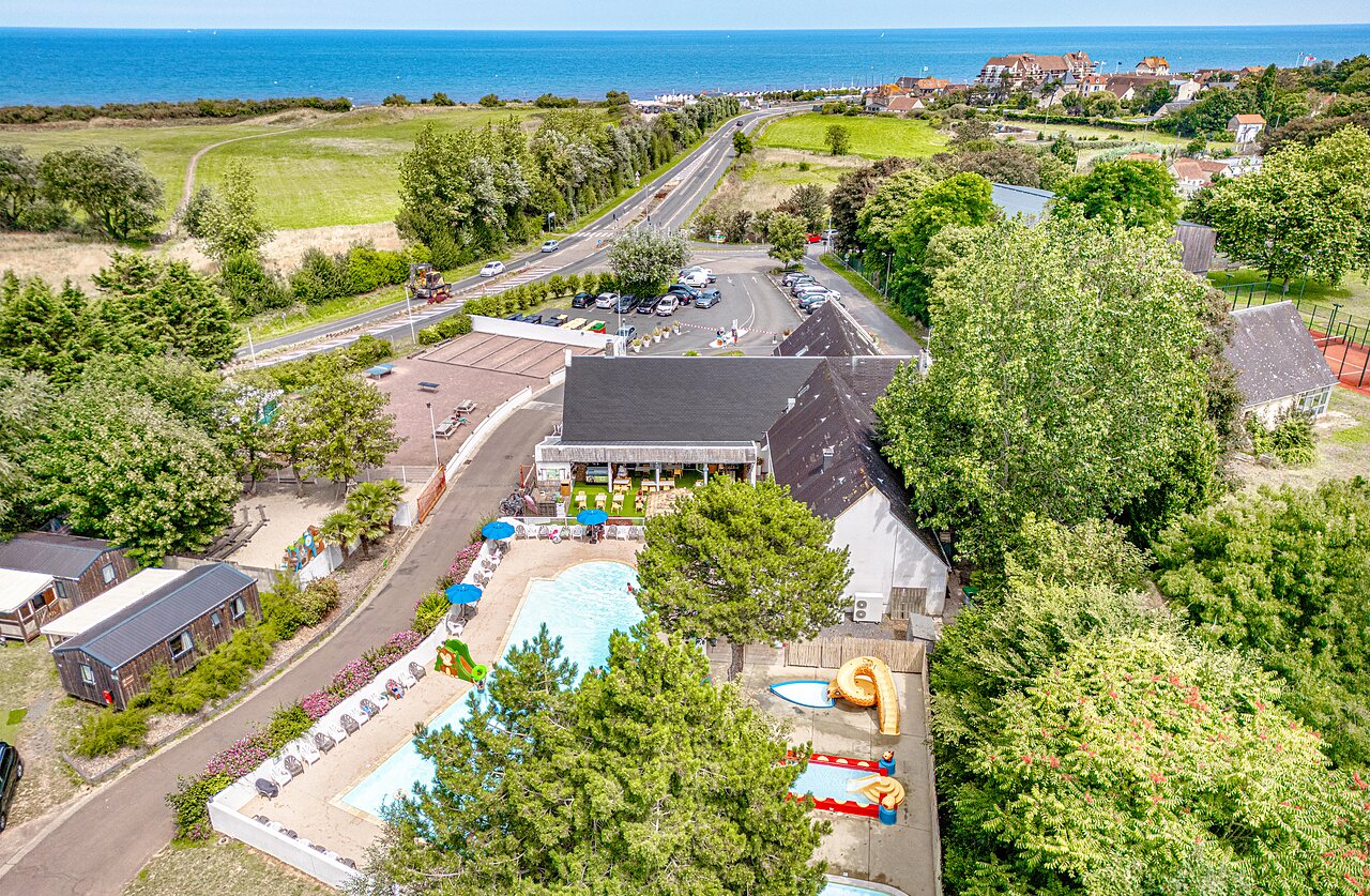 Luftaufnahme des Campingplatzes CLICOCHIC Havre de Berni�res (14) mit Pool und Restaurant.