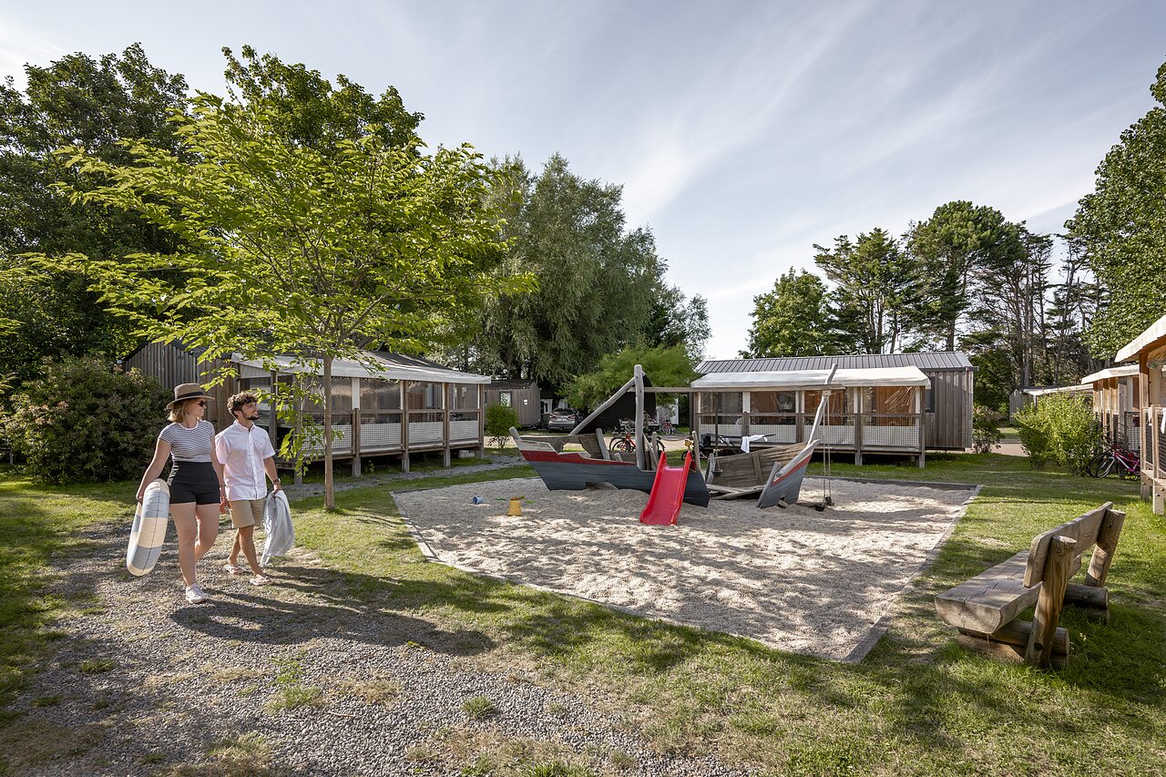 Spielplatz Boot, Rutsche und Chalets auf dem Campingplatz CLICOCHIC Havre de Berni�res.