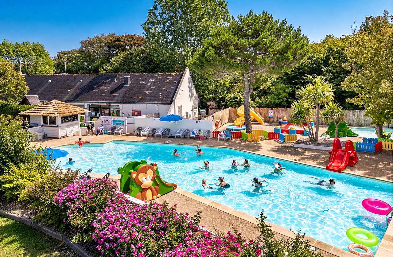 Au�enpool, Rutschen und Wasserspiele auf dem Campingplatz CLICOCHIC Havre de Berni�res.