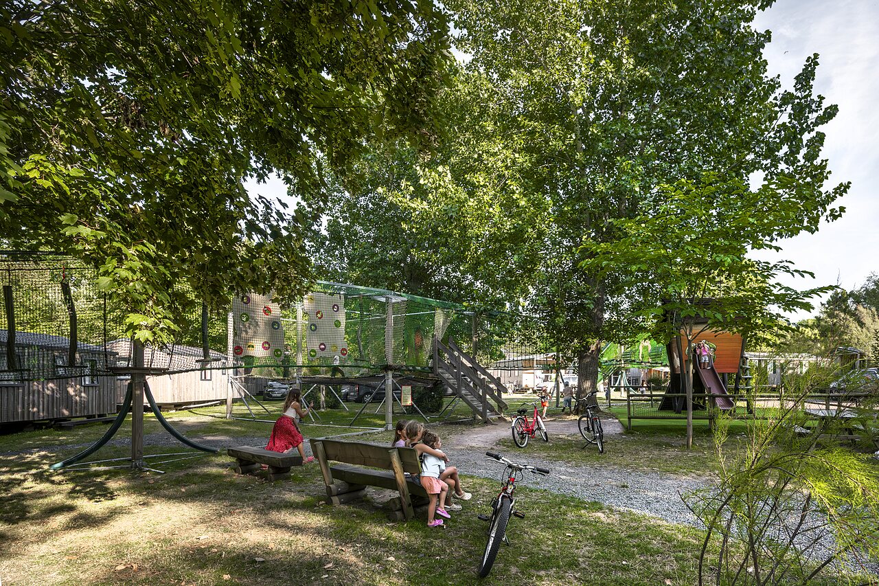 Spielplatz auf dem Campingplatz CLICOCHIC Havre de Berni�res in Berni�res-sur-Mer (14).