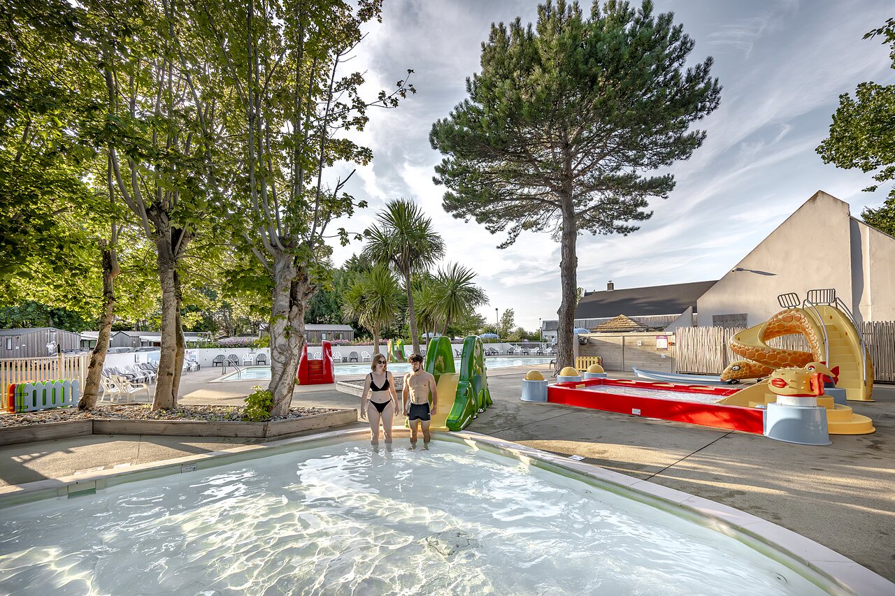 Planschbecken, Wasserrutschen und Wasserspiele auf dem Campingplatz CLICOCHIC Havre de Berni�res in Berni�res-sur-Mer.