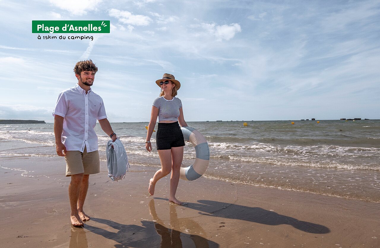 Strand von Asnelles, Paar spaziert am Wasser, Normandie.