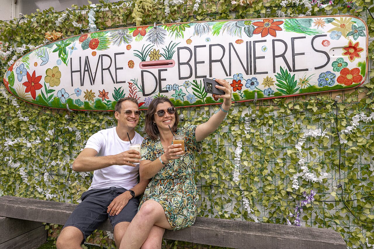 L�chelndes Paar Selfie vor Schild Campingplatz CLICOCHIC Havre de Berni�res (14).