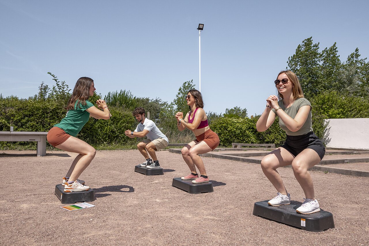 Outdoor-Gruppenfitnesskurs auf dem Campingplatz CLICOCHIC Havre de Berni�res in Berni�res-sur-Mer.
