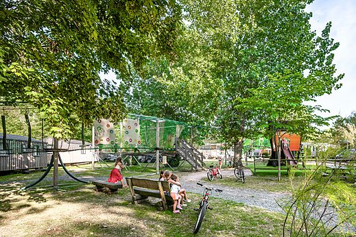 Spielplatz mit Kletternetz, Baumhausrutsche und Kindern auf Camping CLICOCHIC Havre de Berni�res in Berni�res-sur-Mer (14).