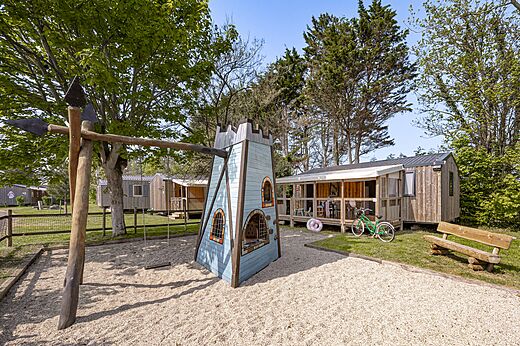 Spielplatz mit Schloss und Schaukel auf dem Campingplatz CLICOCHIC Havre de Berni�res.