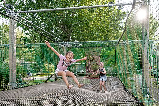 Kinderen spelen op net trampoline op camping CLICOCHIC Havre de Berni�res (14).