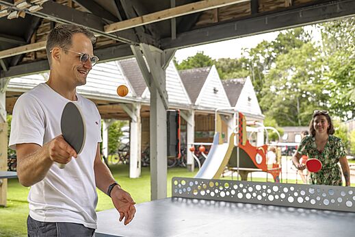Tafeltenniswedstrijd buiten op camping CLICOCHIC Havre de Berni�res.